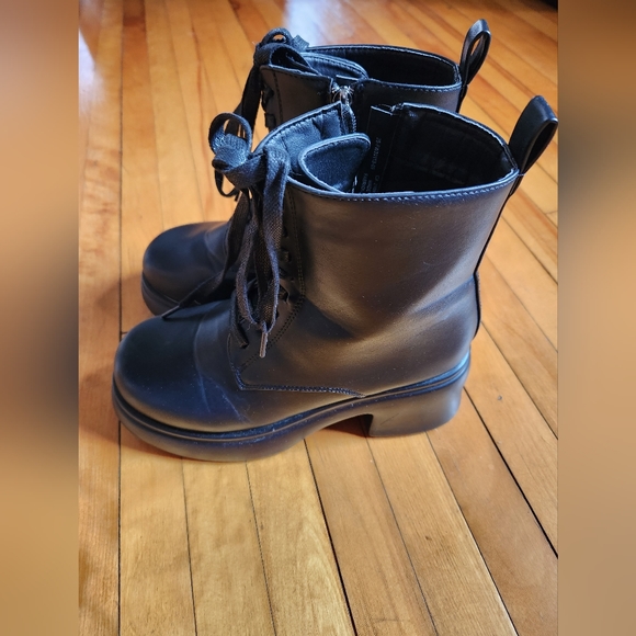 Ardene black chunky lug boots in size 6 - Picture 4 of 7
